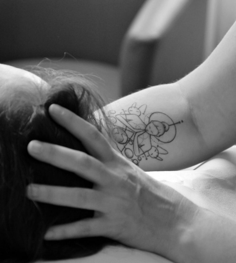 Hände in Bewegung – präzise osteopathische Griffe in monochromer Darstellung.