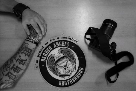 Schwarz-Weiß-Fotoreportage – Barber Angels schneiden Obdachlosen kostenlos die Haare. Einfühlsame Dokumentation.