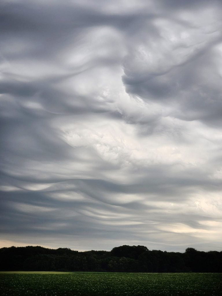 Undulatus Asperatus Wolken über der Landschaft – dramatische Naturfotografie mit wellenförmigem Himmel aus Wegberg.