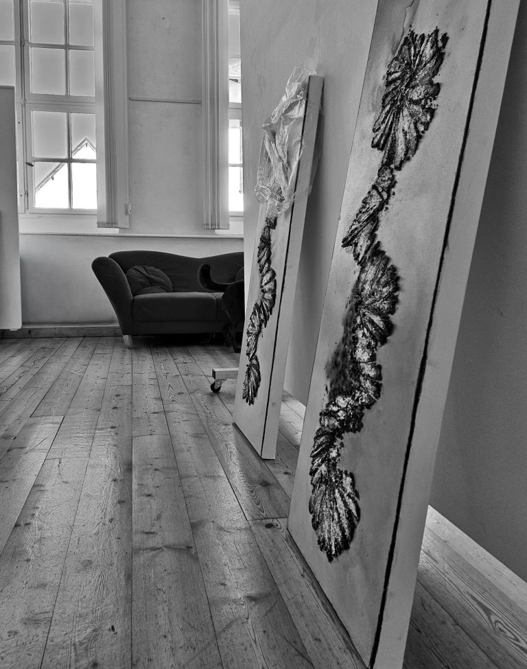 Detailaufnahme von Kunstwerken in der Ausstellung „Naturwelten“ in der Galerie-Werkstatt Knechtsteden, mit Fokus auf Struktur und Materialit