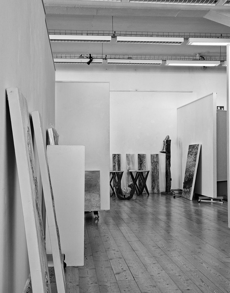 Raumansicht der Ausstellung „Naturwelten“ in der Galerie-Werkstatt Knechtsteden, zeigt die Hängung und räumliche Wirkung der Werke